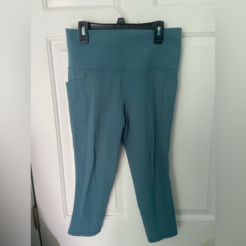 women’s blue athleta salutation stash capris size medium